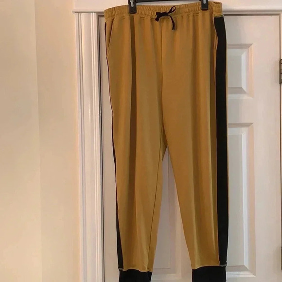 NWT LuLaRoe JAX Joggers Sweatpants Plus Size 3X Mustard & Black Stripes Pockets - Picture 1 of 4